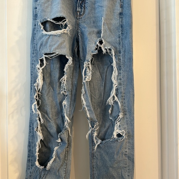American Eagle Highest Rise Mom Jean size 4 Long Destructed - Picture 2 of 6